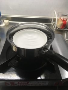 沸騰した鍋に皿