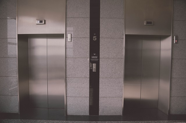 エレベータードア